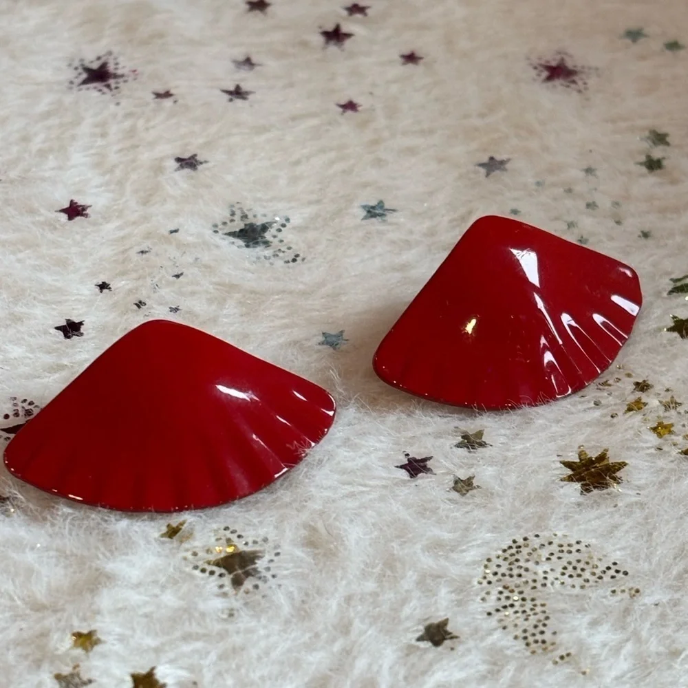 Vintage Red Fan Shell Clip on Earrings - Picture 3 of 5